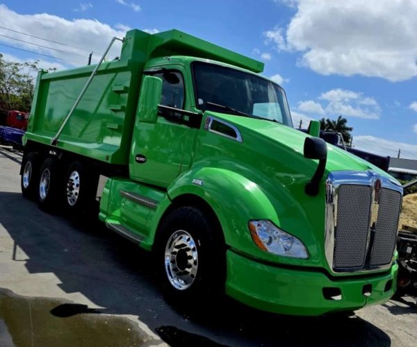 2016 KENWORTH T680 TRI-AXLE DUMP TRUCK WITH STEERABLE LIFT 001