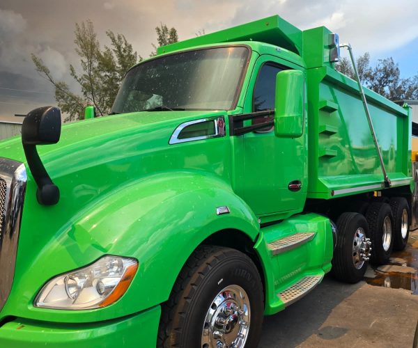 2016 KENWORTH T680 TRI-AXLE DUMP TRUCK WITH STEERABLE LIFT 002