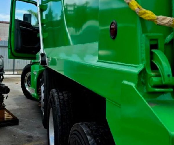 2016 KENWORTH T680 TRI-AXLE DUMP TRUCK WITH STEERABLE LIFT 004