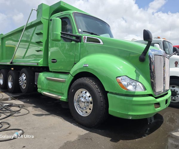 2016 KENWORTH T680 TRI-AXLE DUMP TRUCK WITH STEERABLE LIFT NUEVAS 001