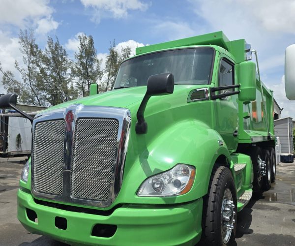 2016 KENWORTH T680 TRI-AXLE DUMP TRUCK WITH STEERABLE LIFT NUEVAS 002