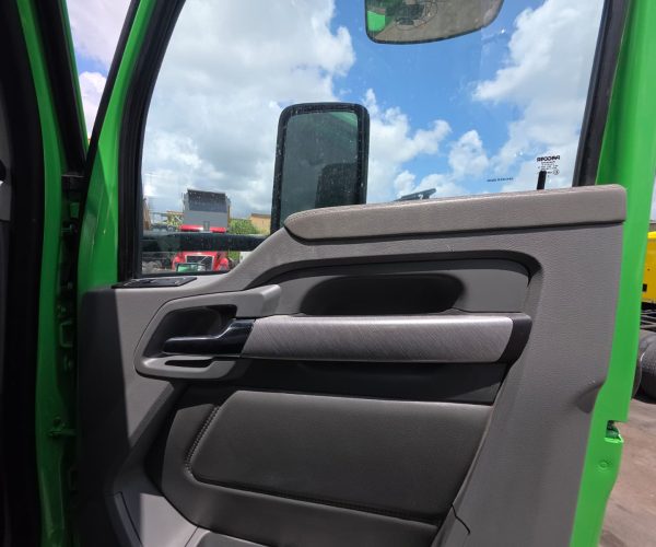 2016 KENWORTH T680 TRI-AXLE DUMP TRUCK WITH STEERABLE LIFT NUEVAS 007
