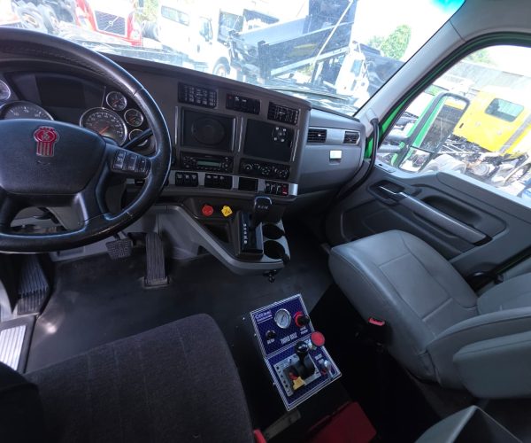 2016 KENWORTH T680 TRI-AXLE DUMP TRUCK WITH STEERABLE LIFT NUEVAS 009