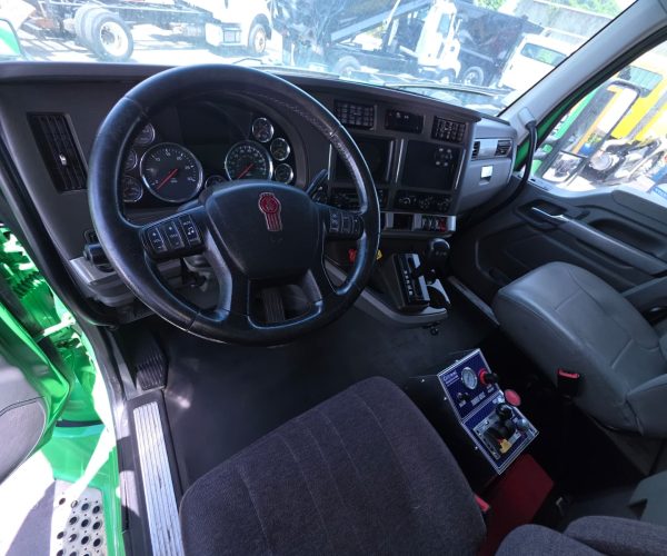 2016 KENWORTH T680 TRI-AXLE DUMP TRUCK WITH STEERABLE LIFT NUEVAS 011