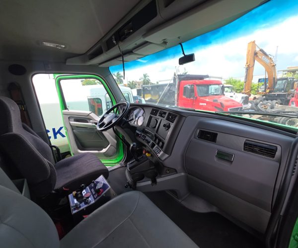 2016 KENWORTH T680 TRI-AXLE DUMP TRUCK WITH STEERABLE LIFT NUEVAS 013