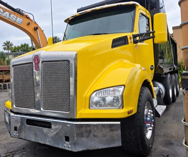 2016 KENWORTH T880 DUMP TRUCK W STEERABLE THIRD AXLE 001
