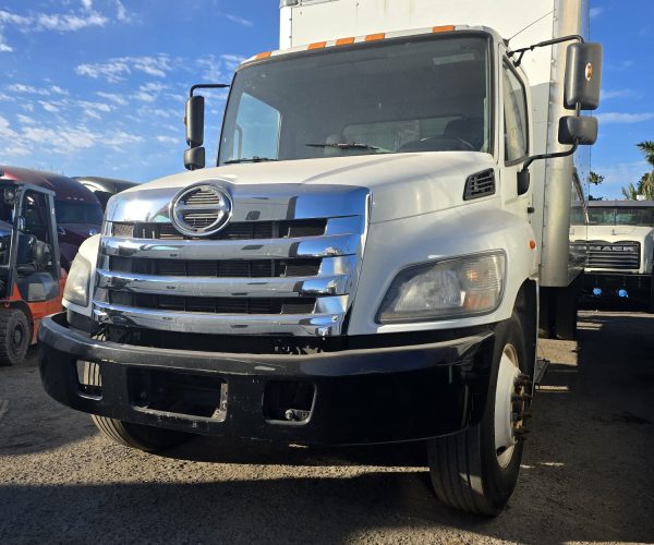 2017' 2016 Hino BOX TRUCK 24 & 26 FT LONG BOX WITH LIFT GATE 004