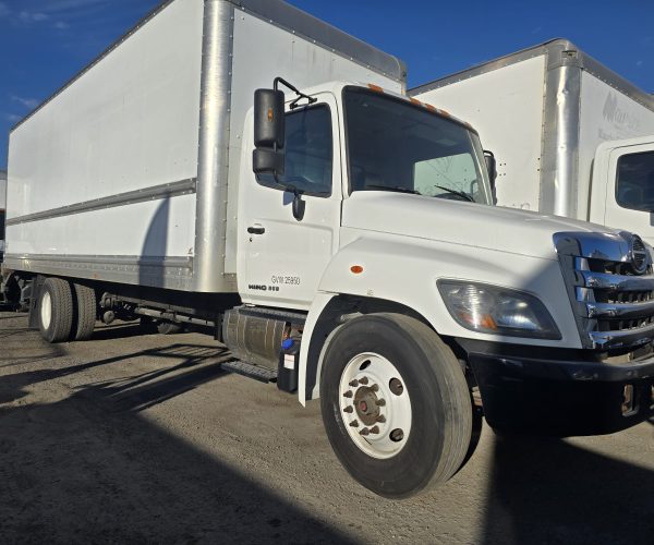 2017' 2016 Hino BOX TRUCK 24 & 26 FT LONG BOX WITH LIFT GATE 007