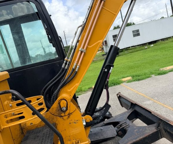 2017 CAT 305E2 MINI EXCAVATOR ENCLOSED CAB W AC 009