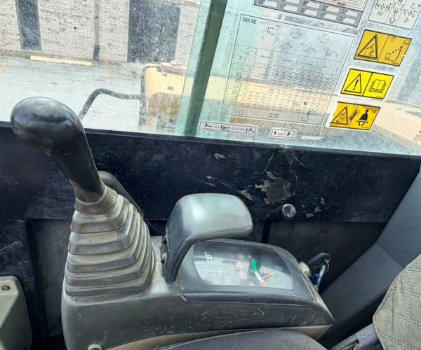 2017 CAT 305E2 MINI EXCAVATOR ENCLOSED CAB W AC 015