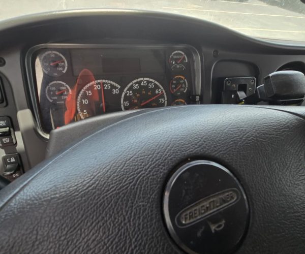 2017 FREIGHTLINER BOX TRUCK 26FT SIDE DOOR, LOW MILES 010