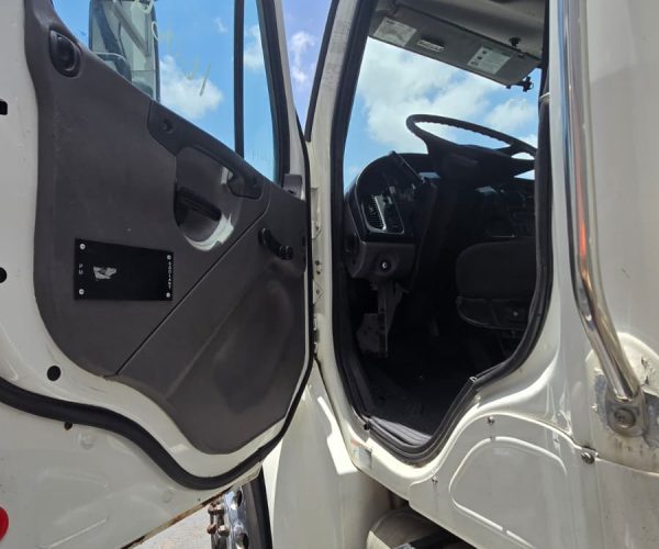 2017 FREIGHTLINER BOX TRUCK 26FT SIDE DOOR, LOW MILES 013
