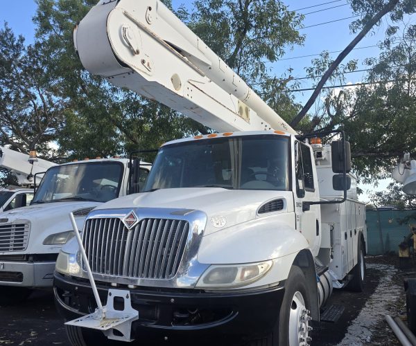 2017 INTERNATIONAL 4300 BUCKET TRUCK ALTEC A755 60FT INSULATE DOUBLE MAN BUCKET 001