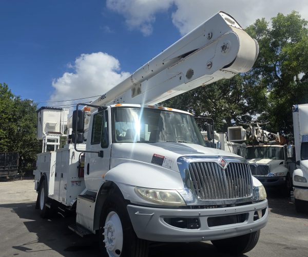 2017 INTERNATIONAL 4300 BUCKET TRUCK ALTEC A755 60FT INSULATE DOUBLE MAN BUCKET 001