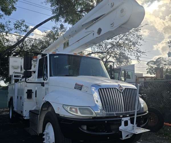 2017 INTERNATIONAL 4300 BUCKET TRUCK ALTEC A755 60FT INSULATE DOUBLE MAN BUCKET 002
