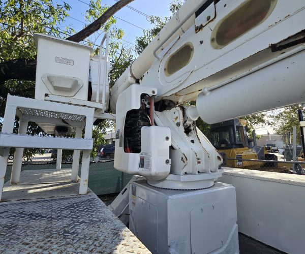 2017 INTERNATIONAL 4300 BUCKET TRUCK ALTEC A755 60FT INSULATE DOUBLE MAN BUCKET 004