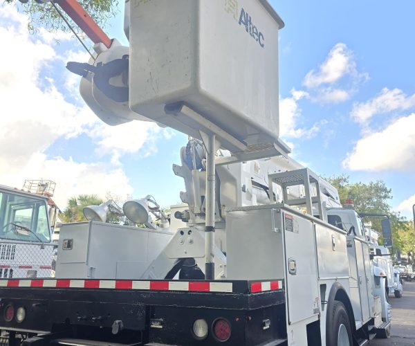 2017 INTERNATIONAL 4300 BUCKET TRUCK ALTEC A755 60FT INSULATE DOUBLE MAN BUCKET 005