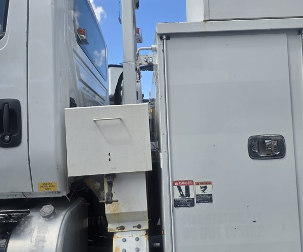 2017 INTERNATIONAL 4300 BUCKET TRUCK ALTEC A755 60FT INSULATE DOUBLE MAN BUCKET 009