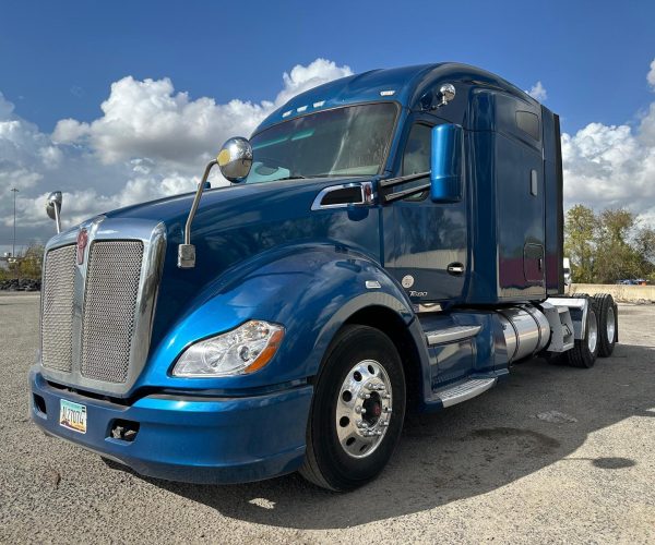 2017 KENWORTH T680 MID ROOF CUMMINS ISX15 001