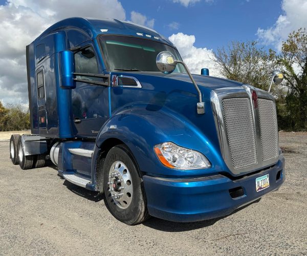 2017 KENWORTH T680 MID ROOF CUMMINS ISX15 002