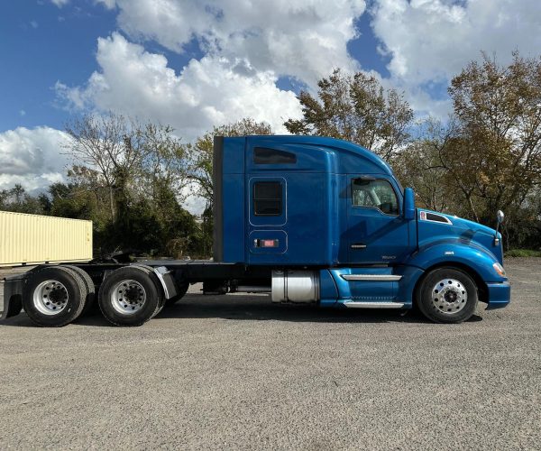 2017 KENWORTH T680 MID ROOF CUMMINS ISX15 005