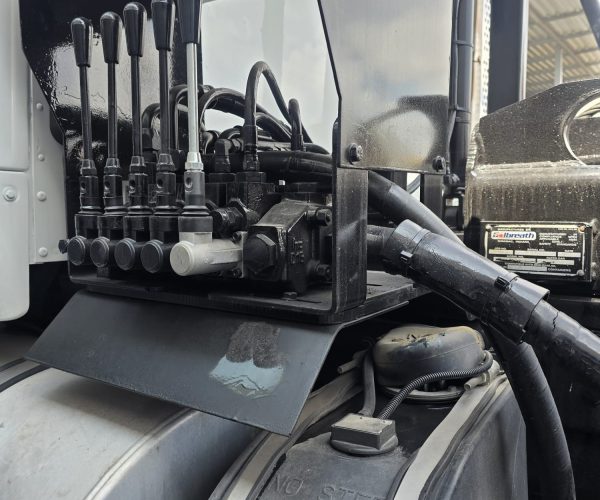 2017 KENWORTH T880 ROLL-OFF TRI-AXLE ORIGINAL FACTORY TRUCK 015
