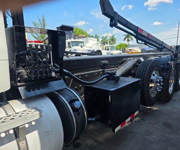 2017 KENWORTH T880 ROLL-OFF TRI-AXLE ORIGINAL FACTORY TRUCK 017
