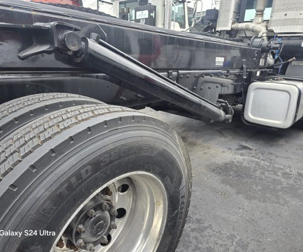 2017 MACK MRU613 TERRAPRO CAB OVER ROLL OFF TANDEM AXLE 013