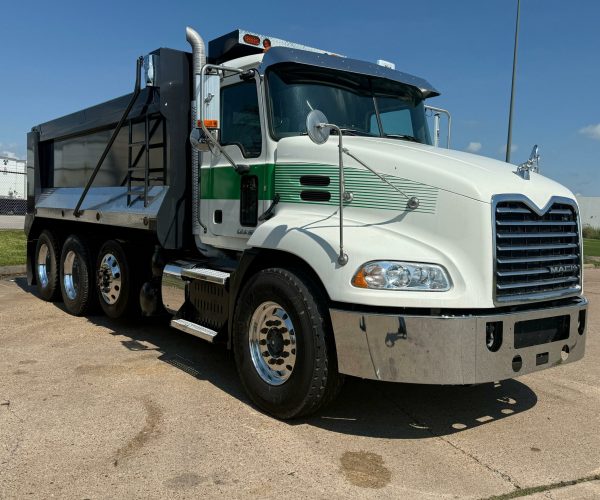 2017 MACK VISION CXU613MP7-395C TRI AXLE DUMP TRUCK 001