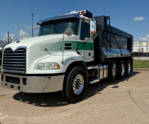 2017 MACK VISION CXU613MP7-395C TRI AXLE DUMP TRUCK 002