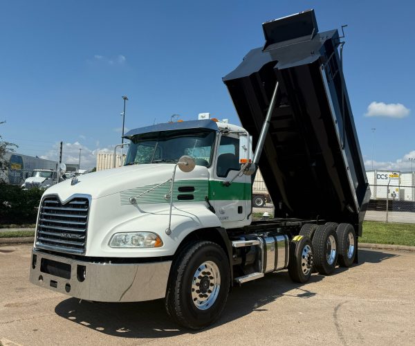 2017 MACK VISION CXU613MP7-395C TRI AXLE DUMP TRUCK 004