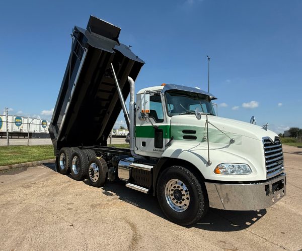 2017 MACK VISION CXU613MP7-395C TRI AXLE DUMP TRUCK 005