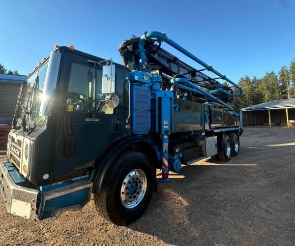 2017 PUTZMEISTER 32 METERS CONCRETE PUMP MOUNTED ON A 2018 MACK MRU 001