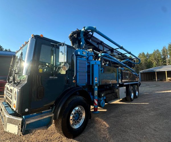 2017 PUTZMEISTER 32 METERS CONCRETE PUMP MOUNTED ON A 2018 MACK MRU 002