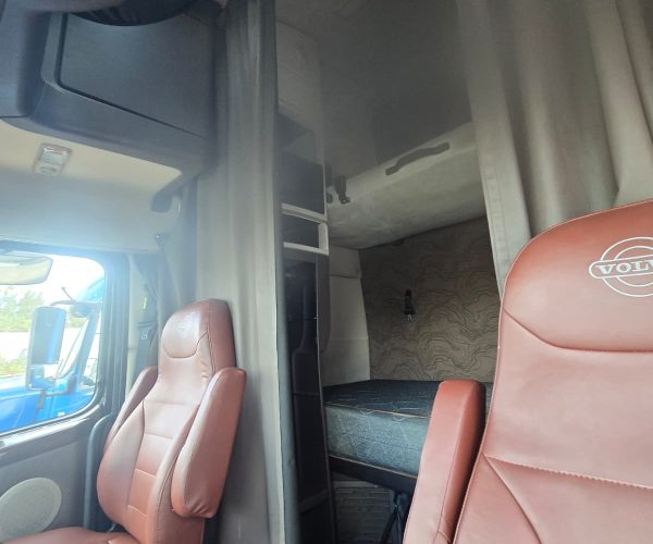 2017 VOLVO VNL W SLEEPER & THERMOKING APU UNIT 010