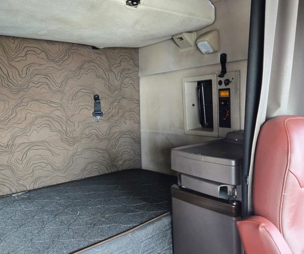 2017 VOLVO VNL W SLEEPER & THERMOKING APU UNIT 013