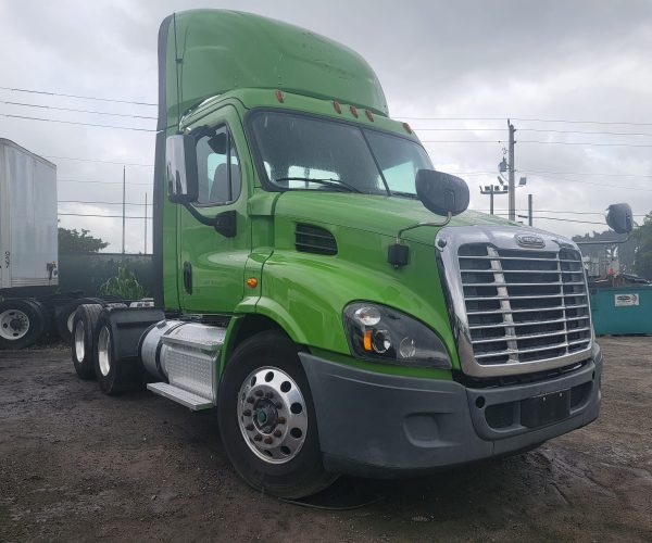 2018 FREIGHTLINER CASCADIA DAY CAB TANDEM 002