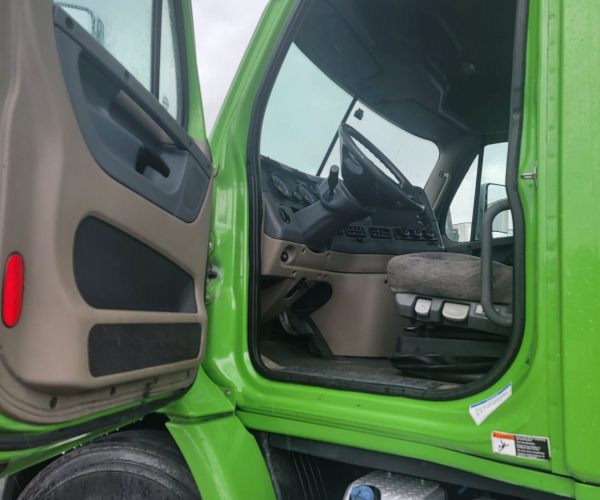 2018 FREIGHTLINER CASCADIA DAY CAB TANDEM 004