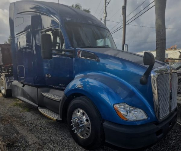 2018 KENWORTH T680 WITH SLEEPER 001