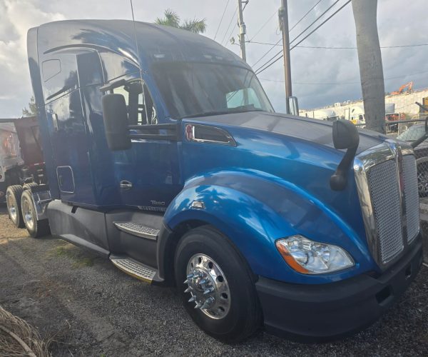 2018 KENWORTH T680 WITH SLEEPER 005