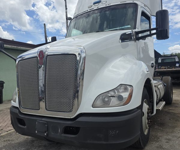 2018 PETERBILT DAY CAB TRUCK SINGLE AXLE 001