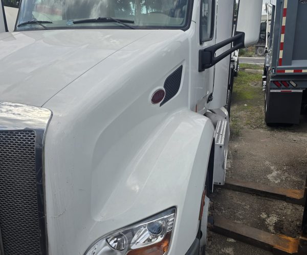 2018 PETERBILT DAY CAB TRUCK SINGLE AXLE 002