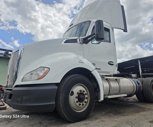 2018 PETERBILT DAY CAB TRUCK SINGLE AXLE 003