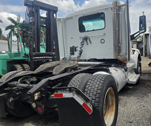 2018 PETERBILT DAY CAB TRUCK SINGLE AXLE 003