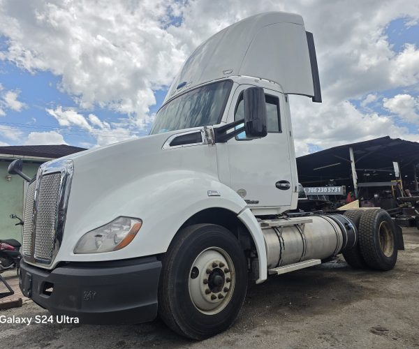 2018 PETERBILT DAY CAB TRUCK SINGLE AXLE 004