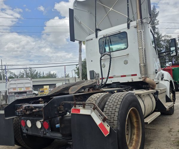 2018 PETERBILT DAY CAB TRUCK SINGLE AXLE 005