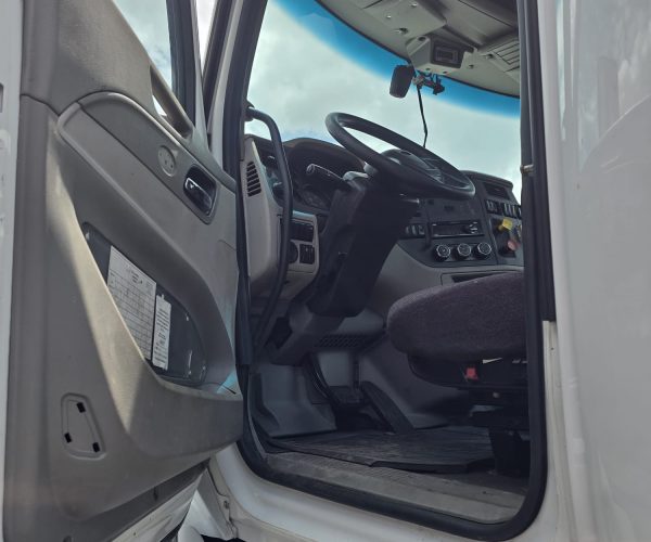 2018 PETERBILT DAY CAB TRUCK SINGLE AXLE 005