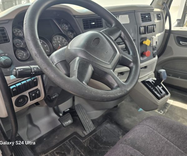 2018 PETERBILT DAY CAB TRUCK SINGLE AXLE 009