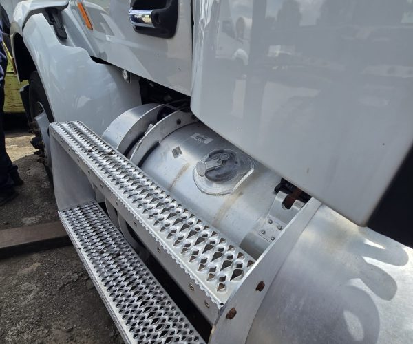 2018 PETERBILT DAY CAB TRUCK SINGLE AXLE 010