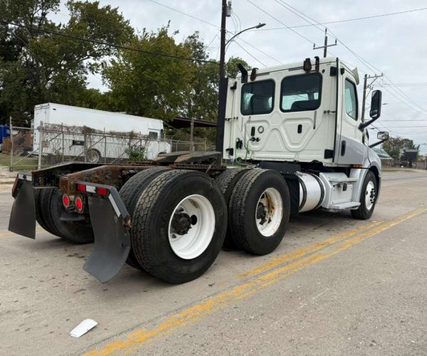 2019 FREIGHTLINER CASCADIA 126 004